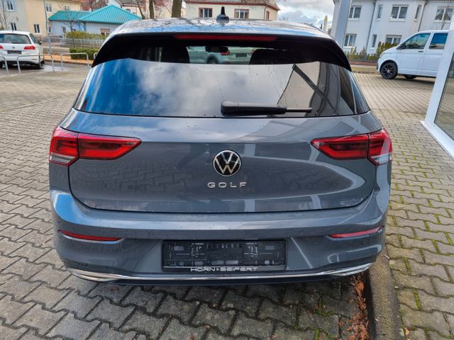 VW  Golf VIII Lim. Active 110 KW TSI, Delfingrau Metallic